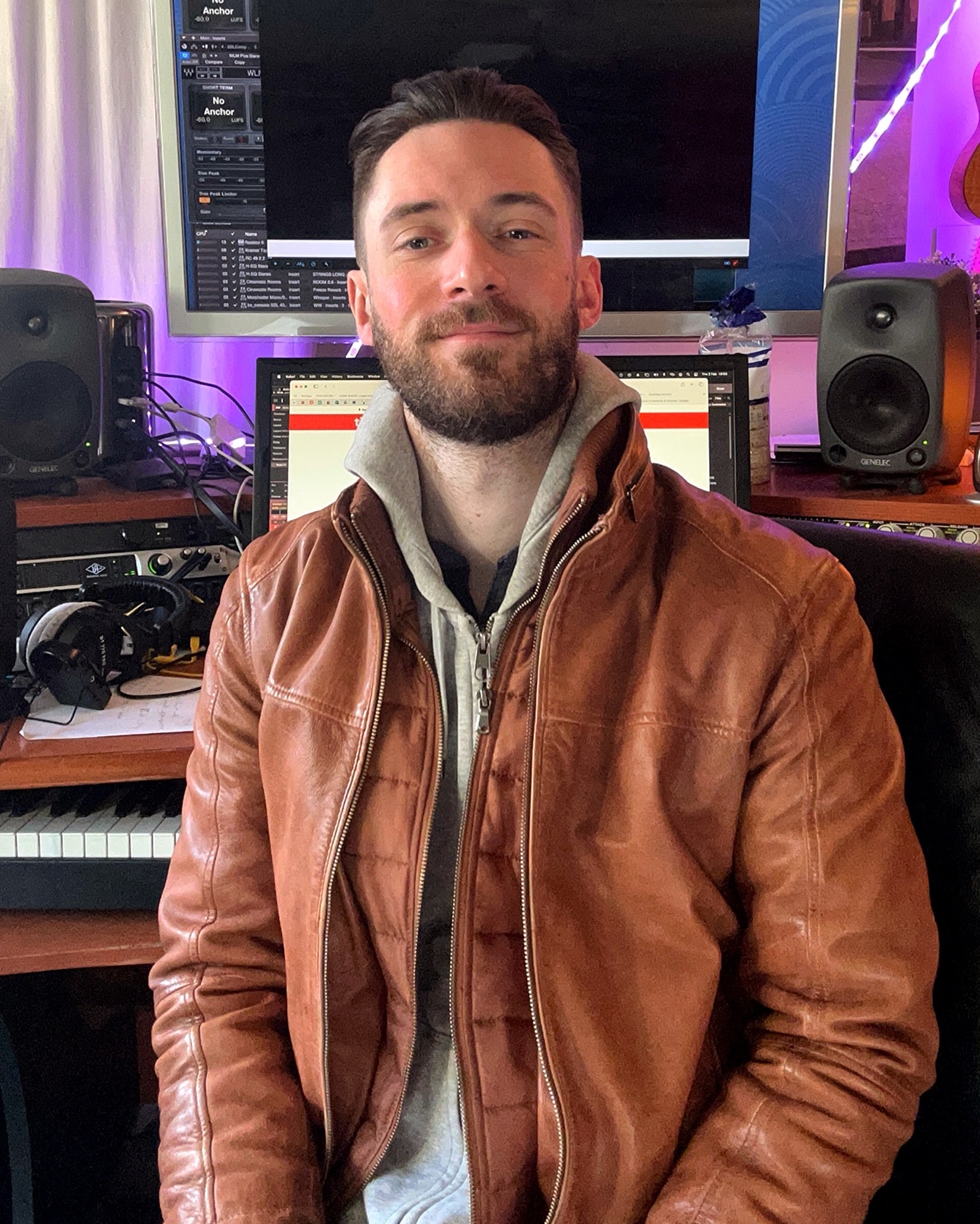 Lorenzo Soldini nel suo studio di composizione e produzione musicale